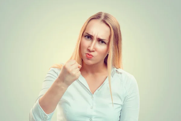 Mujer enojada mostrando el puño hacia arriba — Foto de Stock