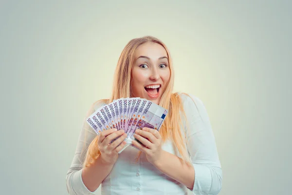 Щаслива жінка тримає євро рахунки, гроші — стокове фото