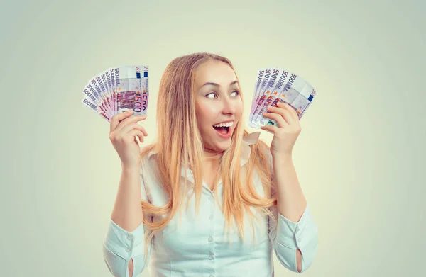 Щаслива жінка тримає євро рахунки, гроші — стокове фото
