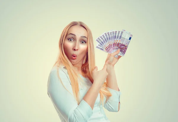 Здивована щаслива жінка тримає гроші — стокове фото