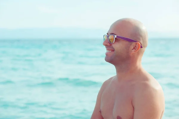 Uomo sexy in riva al mare godendo vacanza natura sorridente — Foto Stock