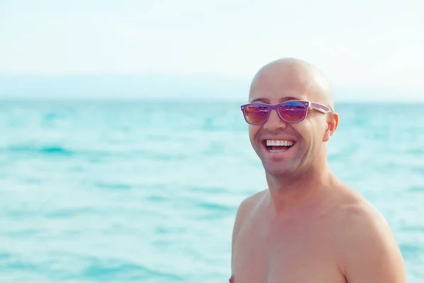 L'uomo in riva al mare godendo della natura vacanza sorridente isolato all'aperto — Foto Stock