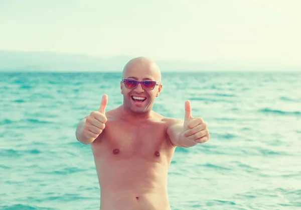 Uomo al mare godendo vacanza pollice su gesto isolato paesaggio marino — Foto Stock