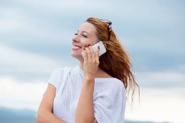 바다 바다 배경, 이탈리아 사르디 니 아 해변에 휴대 전화에 대 한 얘기는 젊은 행복 한 여자 — 스톡 사진
