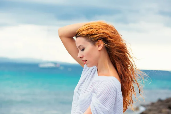 Wanita muda yang cantik di pantai, menikmati alam melihat matahari terbenam — Stok Foto