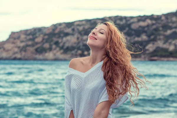 Vrouw op het strand diep adem genieten van frisse lucht vrijheid — Stockfoto