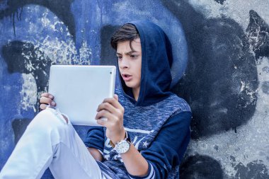 çocuk, şok, sürpriz, komik kullanarak, yastık graffiti arka planda tutan çocuk arıyorsunuz