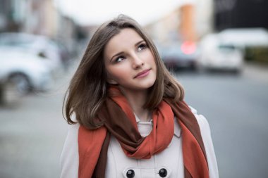 Kadın düşünüyorum. Unutma, izole bilgi cityscape açık arka plan geri çağırmak için çalışıyorum Bayan kız. 