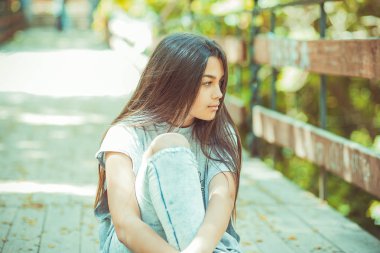 bir köprü bir park açık havada oturup düşünüyorum yan arayan kadın koğuşta 