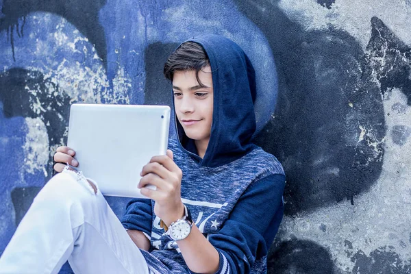 Mutlu genç adam gülümsüyor, tutan çocuk tablet pad bilgisayarda mevcut, seyir dokunmatik ekran