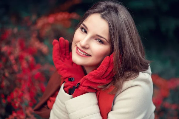 Зимова краса. Крупним планом портрет красива усміхнена молода дівчина в пальто, вовняні рукавички щасливе обличчя ізольовані на відкритому повітрі — стокове фото