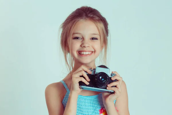 Hermoso niño feliz sonriente (niño, niña) sosteniendo la toma de fotos mirándote gesto de la cámara — Foto de Stock