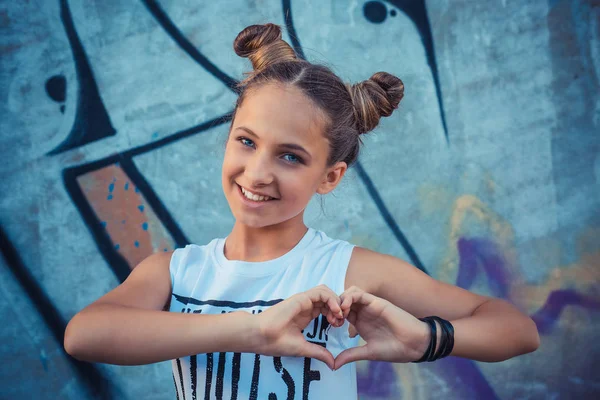 Vrolijke happy meisje maken hart teken met handen — Stockfoto