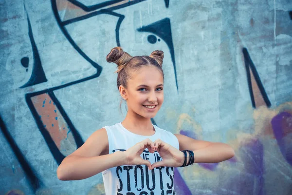 Vrolijke happy meisje maken hart teken met handen — Stockfoto