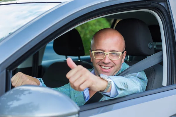 Üzleti ember ő autó mosolyogva, találat remek — Stock Fotó