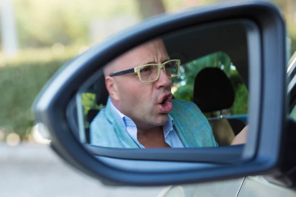 Lado espejo ver reflexión loco guapo hombre de negocios a punto de m — Foto de Stock