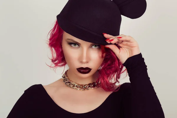 Hermosa sexy cabeza roja vampiro mujer con labios negros oscuros en sombrero negro moderno gorra — Foto de Stock