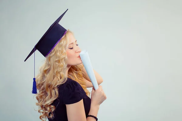 Випускник цілує її прокрутка диплома — стокове фото