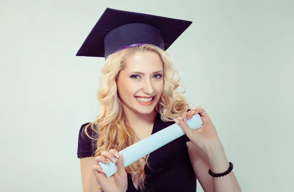 Mutlu mezun gösteren diploma — Stok fotoğraf