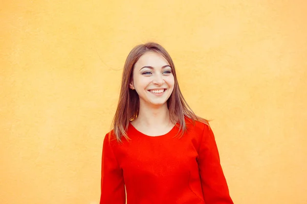 Elszigetelt, a sárga háttér vonzó kaukázusi mosolygó nő portréja. stúdió felvétel, — Stock Fotó