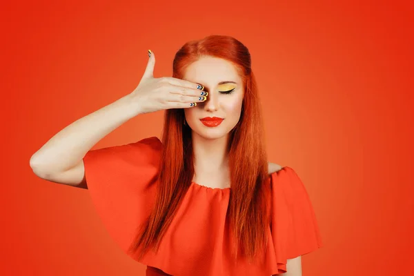 Maquillaje de verano. Retrato de hermosa chica con sombras de ojos amarillos negro manicura — Foto de Stock