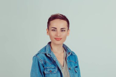 Başarı. Portre portre baş kendine güvenen güzel mutlu genç kadın silah shot gülümseyen izole yeşil arka plan duvar geçti. Olumlu insan duygu yüz ifade duygu yaşam algı tutum