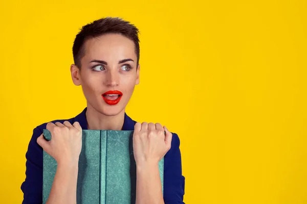 Bela mulher de negócios surpreso menina estilo cabelo curto com um livro isolado espaço cópia de fundo amarelo. Camisa de fato formal azul. Pensamento Daydreaming cabeça em nuvens conceito. sonho de planejamento estudantil — Fotografia de Stock