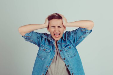 Doğal görünümlü kadın çocuk hem elle beyaz arka plan üzerinde izole başında vurguladı. Yatay görüntü, stüdyo vurdu