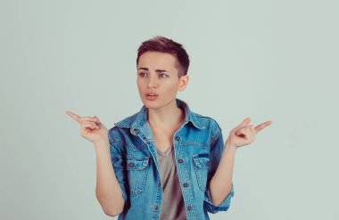 Ne yapacağını, nereye gitmek için? İki farklı yönlere beyaz yeşil gri arka plan üzerinde izole karışık esmer kız iş kadını ile işaret eden eller. Beden dili, yüz ifadesi, insan duyguları