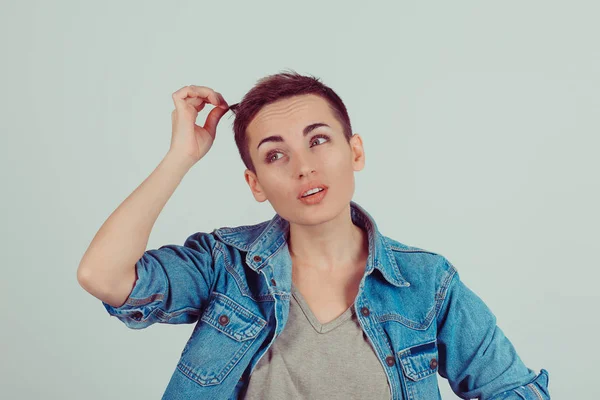 Mulher puxando seu cabelo curto tentando ver pensando o quanto é cultivado isolado parede de fundo cinza verde — Fotografia de Stock