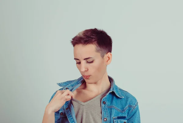 Adolescente menina abertura t-shirt para desabafar é quente aqui soprando ar desagradável estranho situação embaraço isolado cinza verde parede — Fotografia de Stock