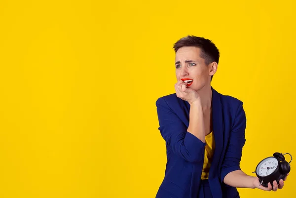 Femme en retard à une réunion. Gros plan portrait headshot vue souligné jeune belle femme d'affaires attrayante vérifier l'heure étant en retard à une réunion d'affaires à un rendez-vous, date isolée jaune — Photo