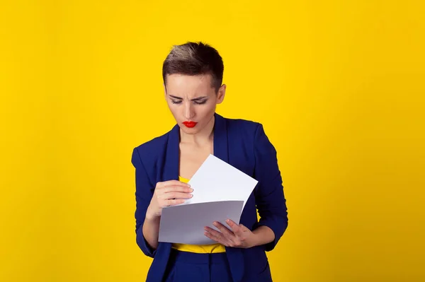 Nuevo concepto de contrato. Mujer de negocios azul traje formal camisa mirando analizar documentos documentos aislados pared de fondo amarillo —  Fotos de Stock