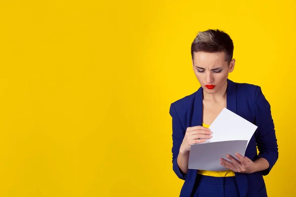 Neues Vertragskonzept. Geschäftsfrau blaues formales Anzughemd beim Betrachten von Analysepapieren Dokumente isoliert gelben Hintergrund Wand — Stockfoto