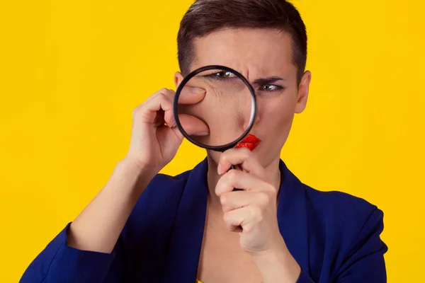 Mancha de espinha no rosto da mulher de beleza. Closeup Retrato frustrado jovem empresária tem encontrar problemas com a pele, olhando através de lupa espremendo espinha bochecha isolado fundo amarelo — Fotografia de Stock