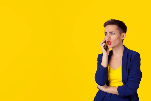 Rozzlobený frustrovaný žena mluví o telefonu hledá kopírovat prostor izolované žluté pozadí stěny. Negativní lidské emoce, výraz obličeje — Stock fotografie