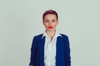 Kendine güvenen ciddi iş yürütme izole parlak yeşil backg