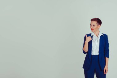 Genç Bayan uzakta onun doğru kopya alanı backg işaret ayarlama