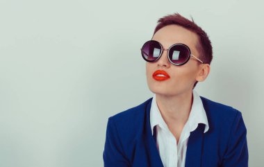 portre portre, kendine güvenen, başarılı, güzel çekici genç kadın güneş gözlüğü ile poz kız moda, parlak yeşil renkli duvar izole. Olumlu insan duygu, yüz ifadesi