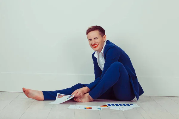 Sorrindo rindo rindo Mulher olhando para seus planos de trabalho projeto em seu — Fotografia de Stock