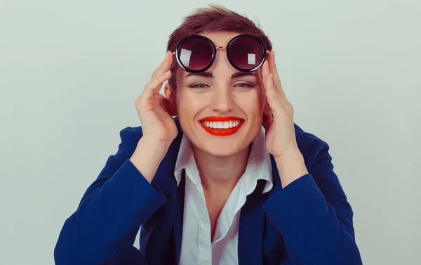 Portré Vértes vonzó szép boldog sikeres fiatal nő girl gazdaság napszemüveg kamera elszigetelt zöld háttér fal mosolyogva. Pozitív emberi érzelem arckifejezés érzés hozzáállás — Stock Fotó