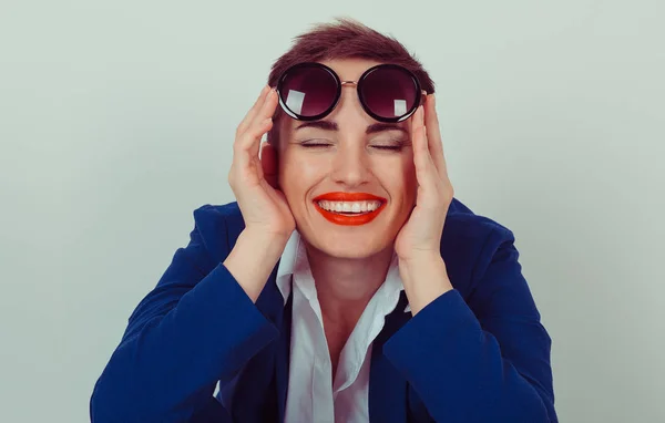 Jovem mulher segurando óculos de sol sorrindo — Fotografia de Stock