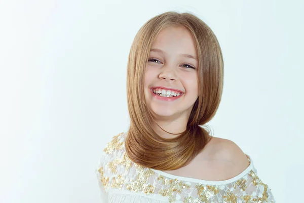 Sorri, linda. Retrato close-up de engraçado, animado menina alegre criança do sexo feminino rindo garoto sorridente menina cabelo longo olhando para você isolado parede de fundo branco. Emoção humana positiva expressão facial — Fotografia de Stock