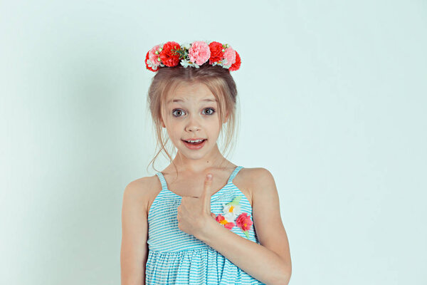 Портрет крупным планом удивил девочку-подростка, получившую неожиданное внимание от людей, спрашивающих тебя, имею в виду меня? указывая пальцем на себя на изолированном сером фоне. Язык тела для выражения лица
