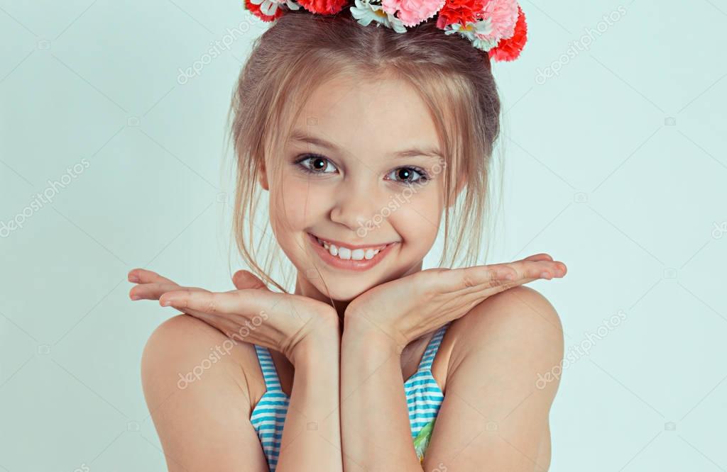 Süßes Lächeln Schließen Sie Sich Süß Glücklich Teen Mädchen Stehend Mit Händen Finger In Der
