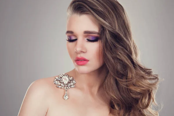 Hermosa mujer adolescente ojos cerrados con el pelo rizado maquillaje completo, rizos broche joya en el hombro. Maquillaje nocturno labios llenos de color rosa púrpura amarillo brillante sombra de ojos grandes cejas naturales mirando hacia abajo —  Fotos de Stock