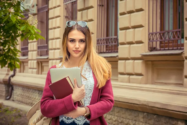 Ευτυχισμένος φοιτητής. Closeup πορτρέτο headshot επαγγελματική όμορφη αυτοπεποίθηση νεαρή κοπέλα γυναίκα κρατώντας βιβλία απομονωμένες υπαίθριο Πανεπιστήμιο σχολείο cityscape φόντο. Πολυπολιτισμική μιξτ αγώνα — Φωτογραφία Αρχείου