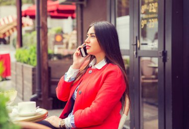 telefon konuşması. Cep telefonu için bahseden bir Amerikan iş kadın portresi yan profil görünümü kapat