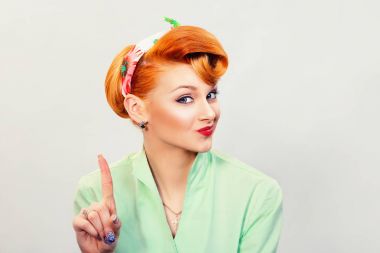 kadın el hareketi bir iz yok. Ah söyleyerek kadar parmak yükselterek ciddi pinup retro tarzı kız yok