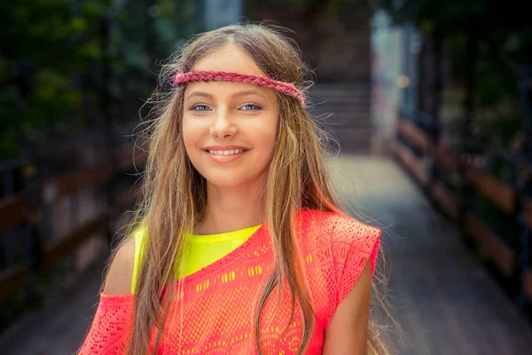 Menina adolescente atraente sorrindo para a câmera, vintage tonificado — Fotografia de Stock